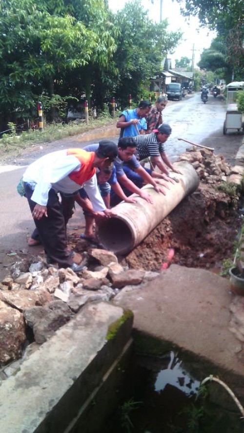 Gotong Royong di Jln Raya Desa Nambo